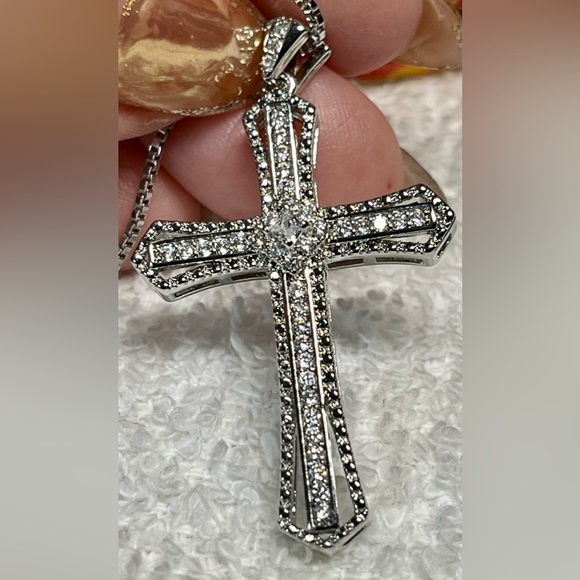 Beautiful rhinestone cross with chain -NEW - Picture 2 of 13